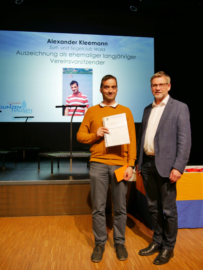 Alexander Kleemann erhält eine Urkunde von Karl-Heinz Fitz für sein Engagement im Segelverein.